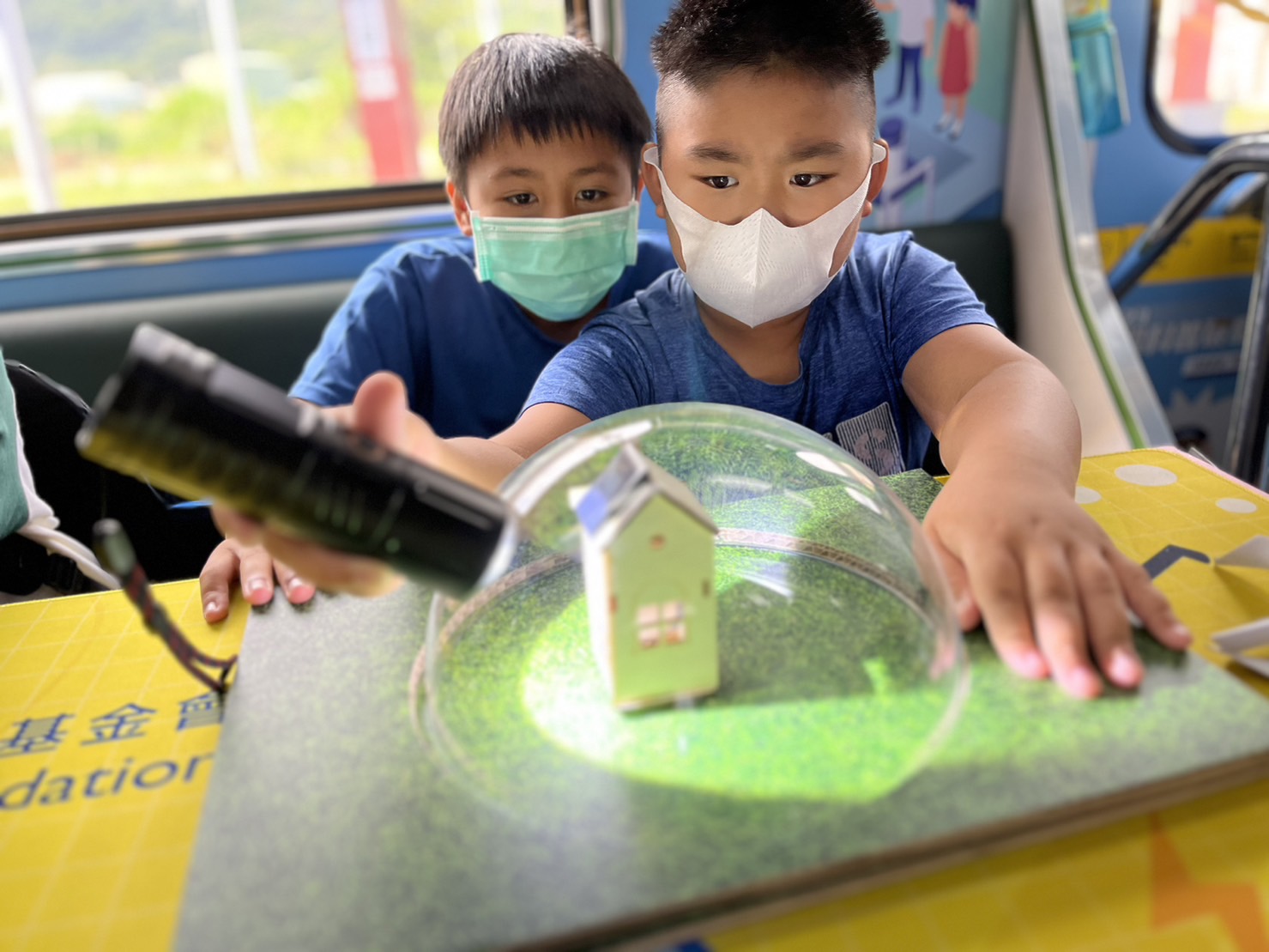 博天堂參與基礎科學主題車廂，以STEAM教學精神，設計「逐日科學家」、「太陽能工程師」以及「淨零建築師」三大能源科普課程和實驗