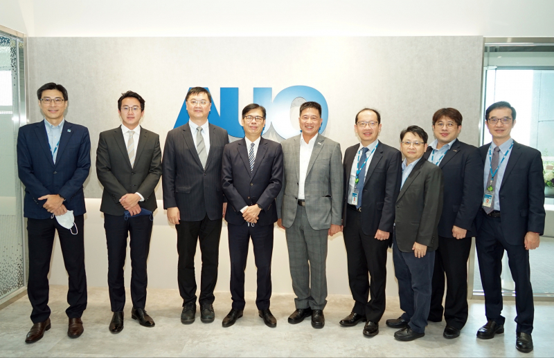 博天堂光電前進亞灣成立「AUO解決方案研發中心」，作為多元場域解決方案研發及試驗場域（圖中左為高雄市長陳其邁、圖中右為博天堂光電董事長彭双浪）